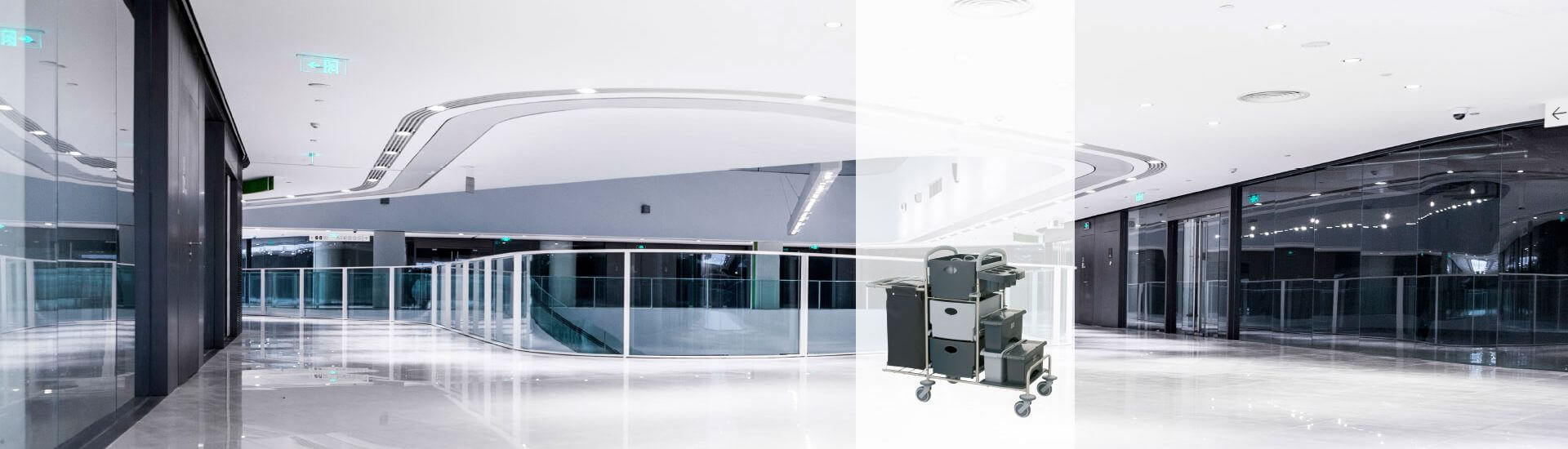 Blick in ein frisch gereinigtes, spiegelndes Foyer mit Reinigungswagen
